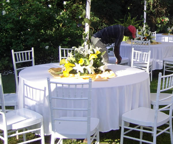 Outdoor Occasions Table Linen and Center Pieces For Hire